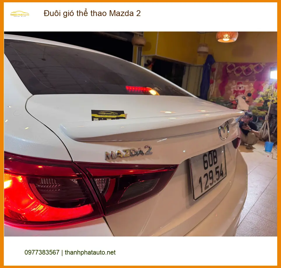 Chị Thuỳ gắn đuôi gió thể thao Mazda 2 tại Quận 2 cho xe thêm phong cách