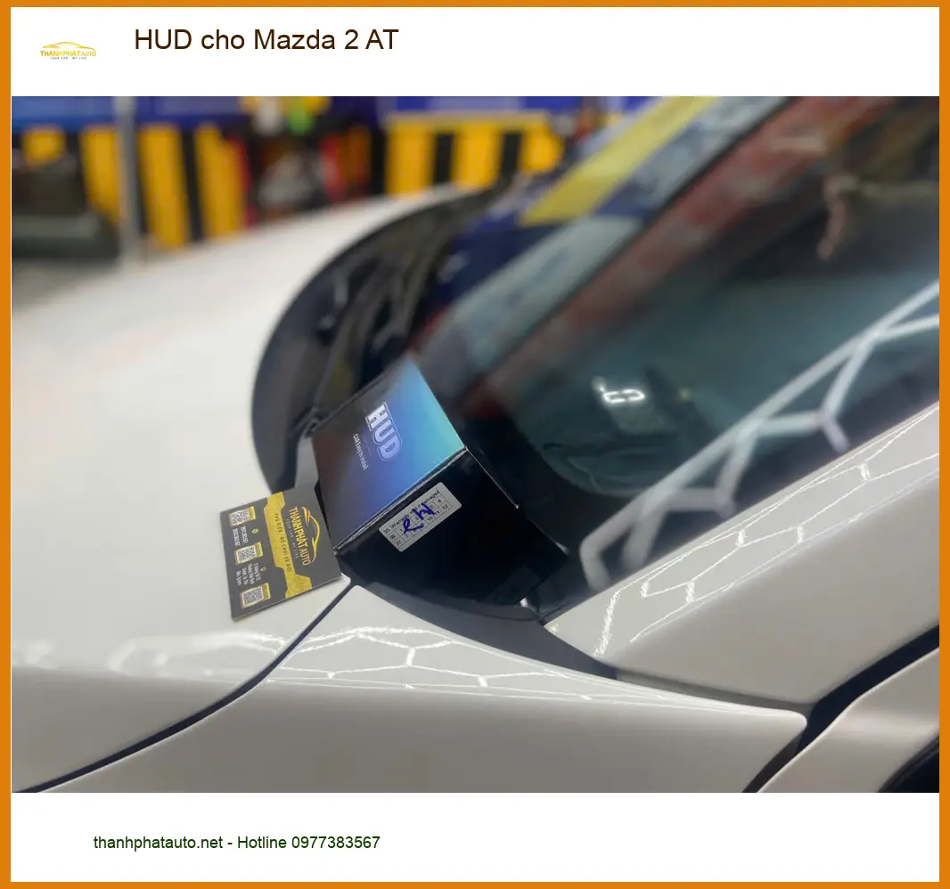 Chị Thùy lắp HUD cho Mazda 2 AT tại Hóc Môn để theo dõi tốc độ mà không cần cúi đầu