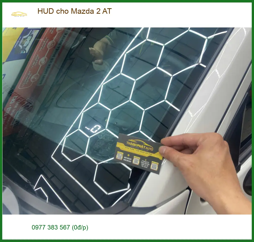 Chị Thùy lắp HUD cho Mazda 2 AT tại Hóc Môn để theo dõi tốc độ mà không cần cúi đầu ảnh thực tế 2