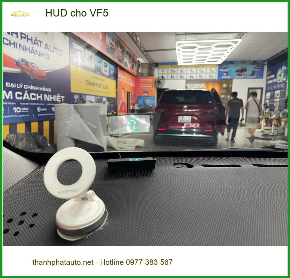Anh Quý lắp HUD cho VinFast VF5 tại Quận Tân Phú để lái xe an toàn hơn khi đi đường ảnh thực tế 2