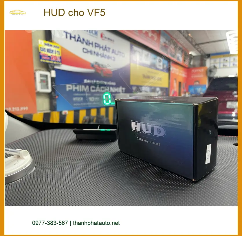 Chị Thảo lắp HUD cho VF5 tại Nhà Bè để lái xe an toàn hơn trong đêm ảnh thực tế 3