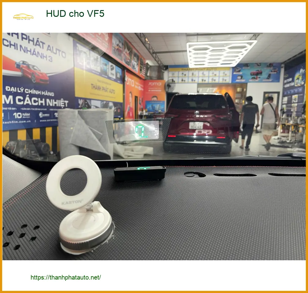 Anh Tấn lắp HUD cho VinFast VF5 tại Quận 3 vì muốn hiển thị thông tin rõ ràng hơn