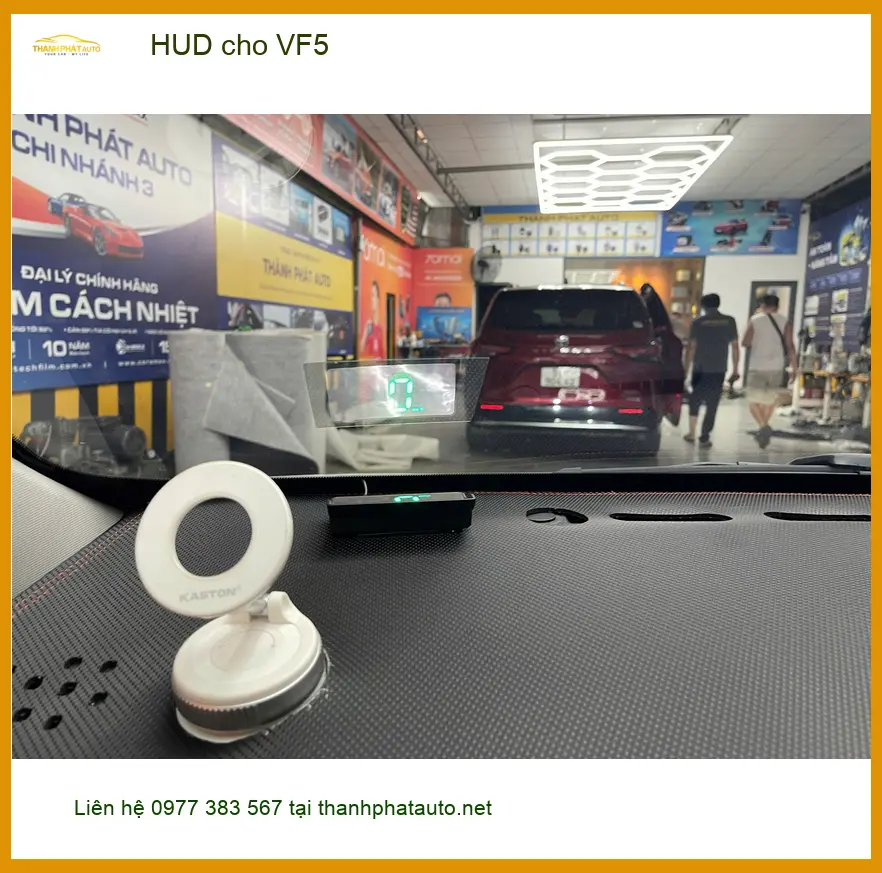 Chú Phi lắp HUD cho VinFast VF5 tại Quận 7 để tiện theo dõi tốc độ