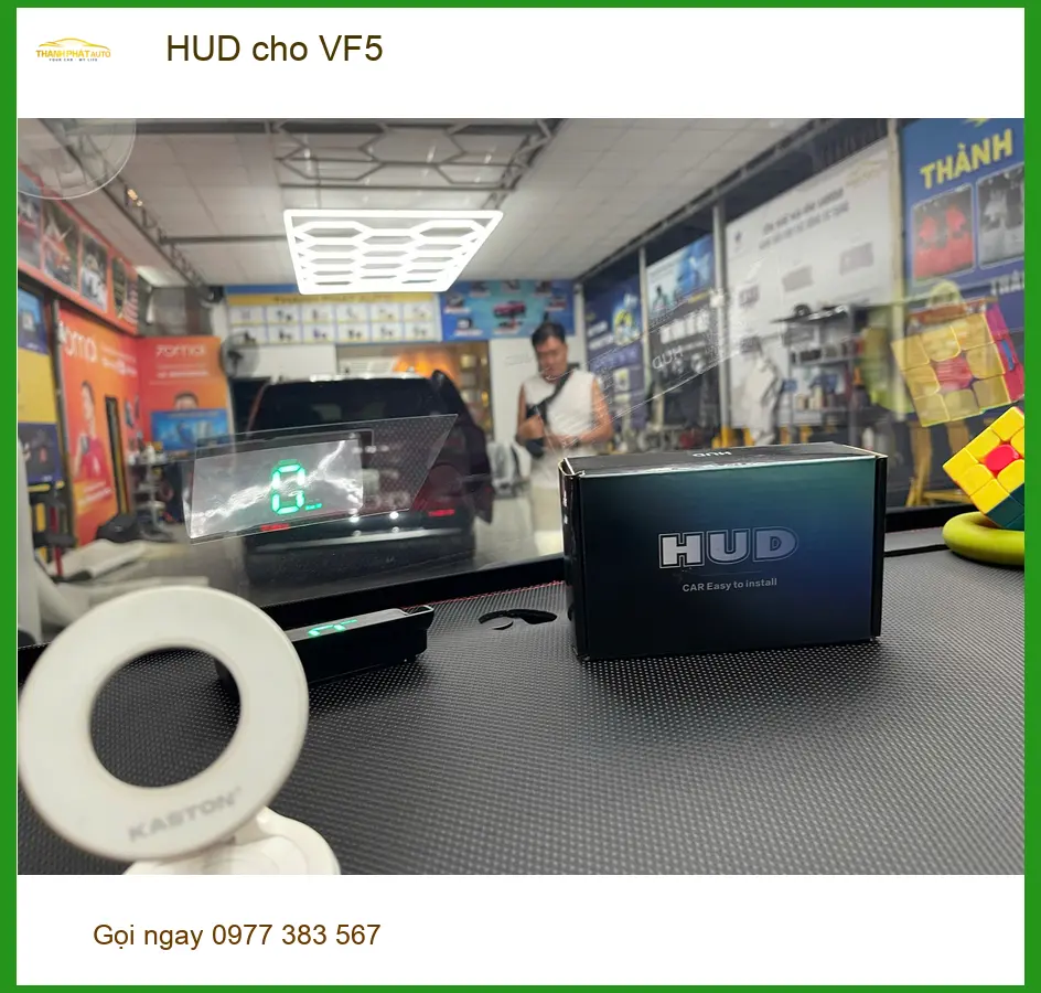 Chú Phi lắp HUD cho VinFast VF5 tại Quận 7 để tiện theo dõi tốc độ ảnh thực tế 2