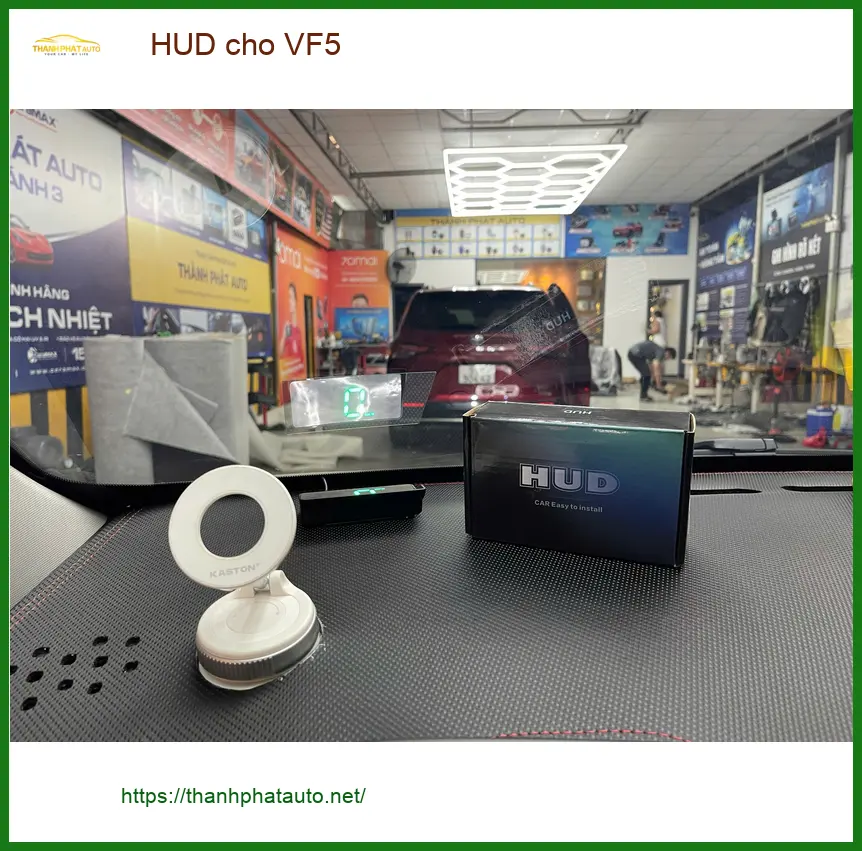 Chú Phi lắp HUD cho VinFast VF5 tại Quận 7 để tiện theo dõi tốc độ ảnh thực tế 4