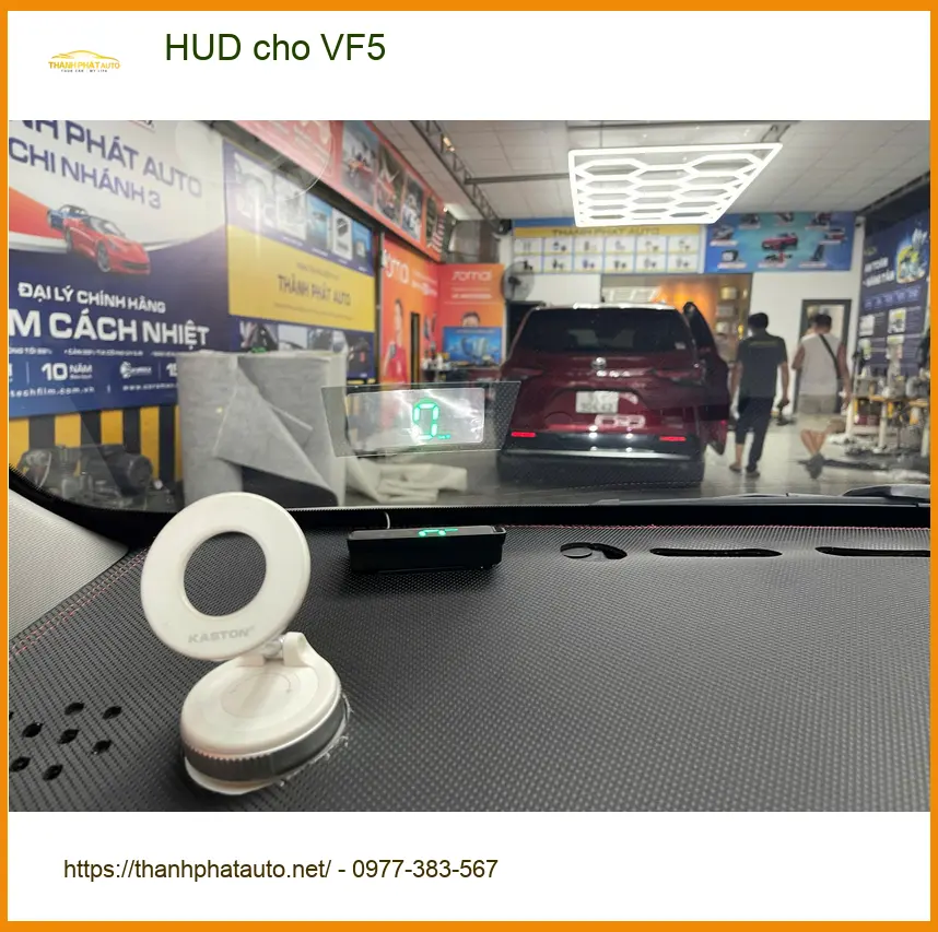 Chị Thanh lắp HUD cho VinFast VF5 tại Quận Bình Tân để lái xe an toàn hơn