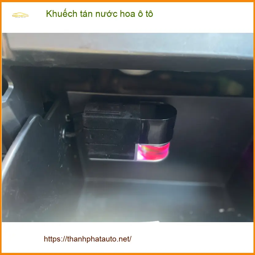 Chị Mai lắp khuếch tán nước hoa ô tô cho VinFast Lux SA tại Quận 4 để khử mùi hôi ảnh thực tế 2