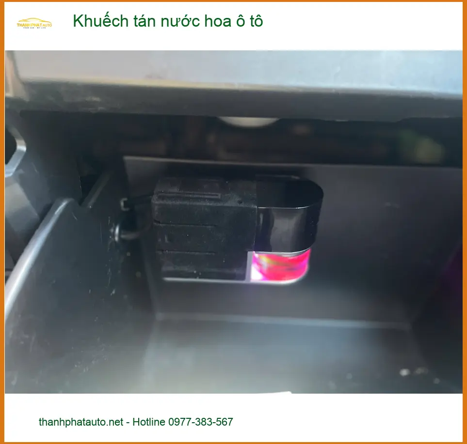 Anh Tiến mua Khuếch tán nước hoa ô tô cho Mazda 3 tại Quận Tân Phú khử mùi