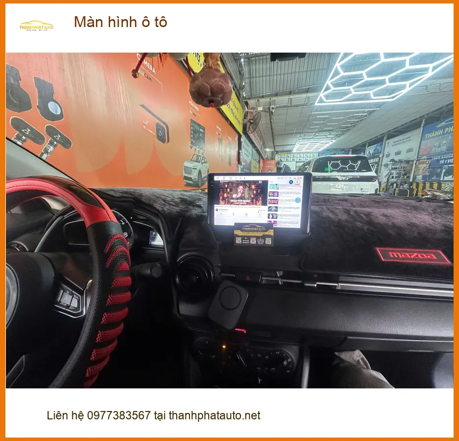 Chị Thảo lắp màn hình ô tô cho Honda HR-V tại Quận 12 để xem bản đồ ảnh thực tế 2