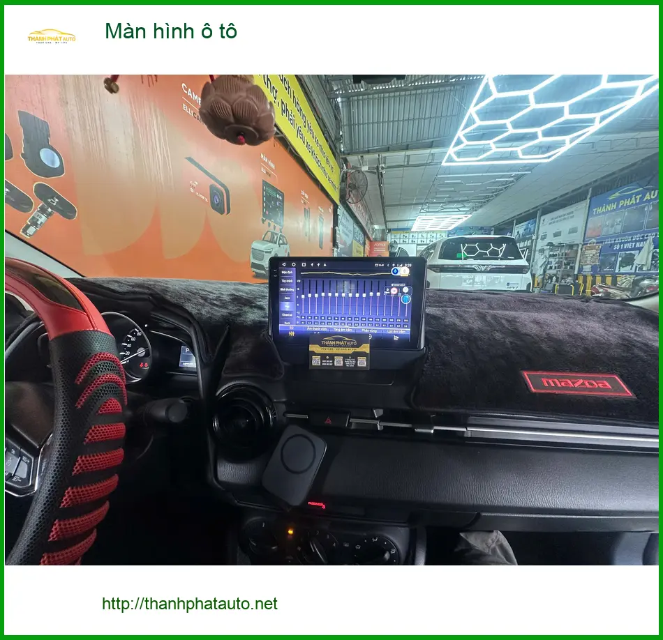 Chị Thảo lắp màn hình ô tô cho Honda HR-V tại Quận 12 để xem bản đồ ảnh thực tế 3