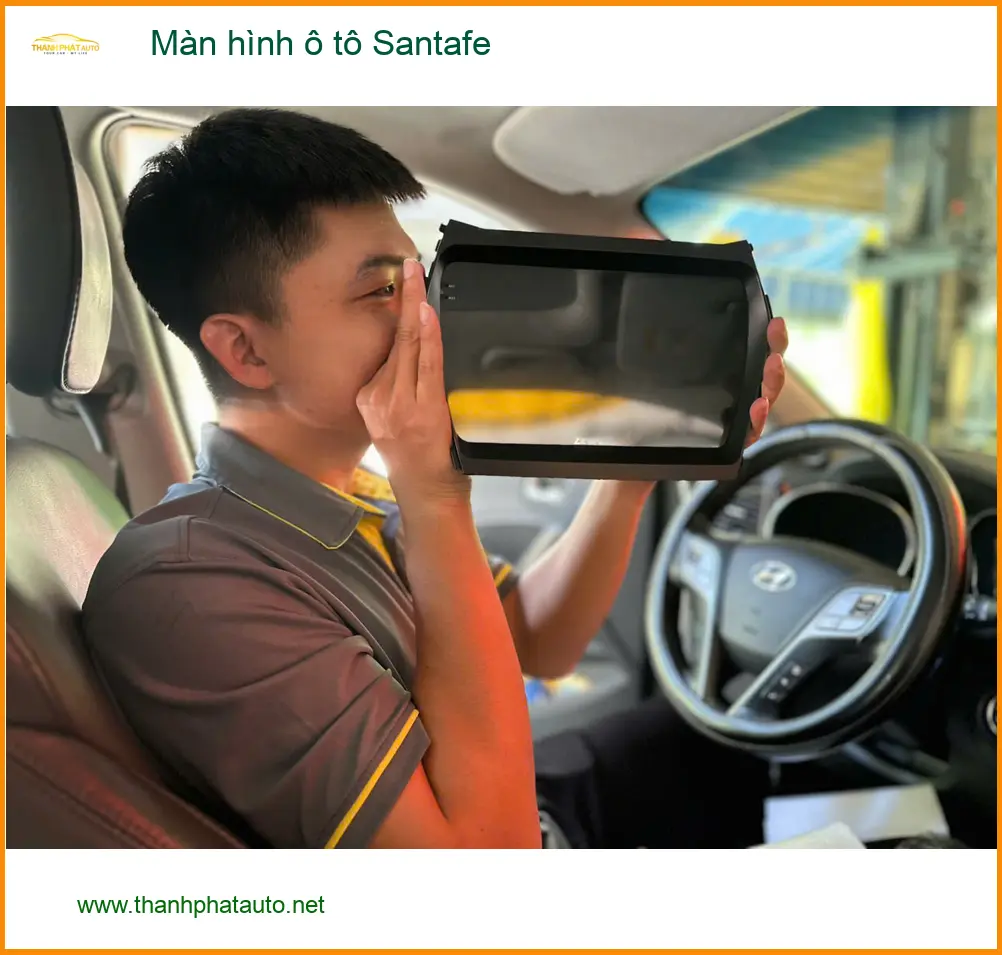 Chú Bằng lắp màn hình ô tô Santafe tại Quận 11 vì màn hình zin cũ chậm và giật