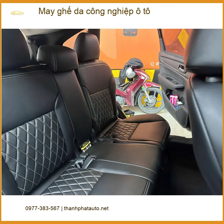 Anh Tấn may ghế da công nghiệp ô tô Honda CRV tại Quận 2