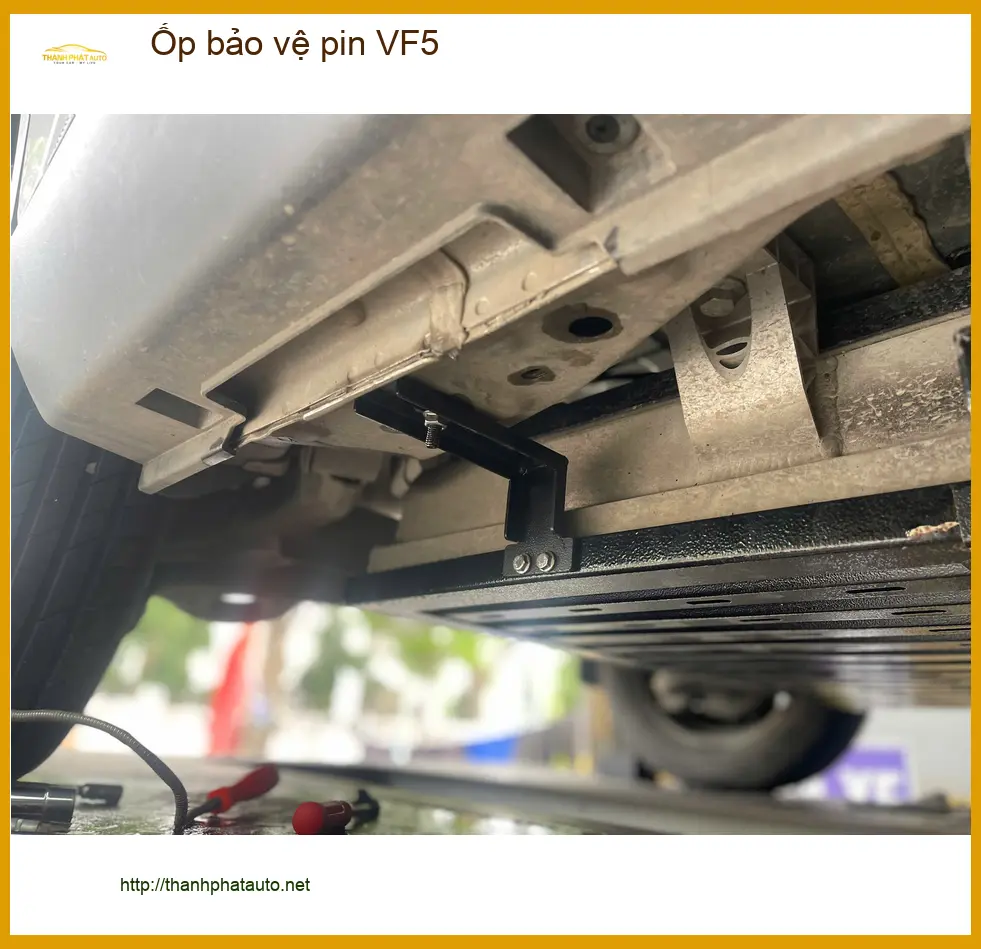 Chị Cẩm lắp Ốp bảo vệ pin VF5 cho VinFast VF5 tại Quận 10 vì lo ngại va đập ảnh thực tế 2