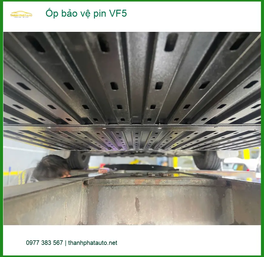 Chị Phương lắp ốp bảo vệ pin VinFast VF5 tại Quận 12 để an tâm hơn khi sử dụng