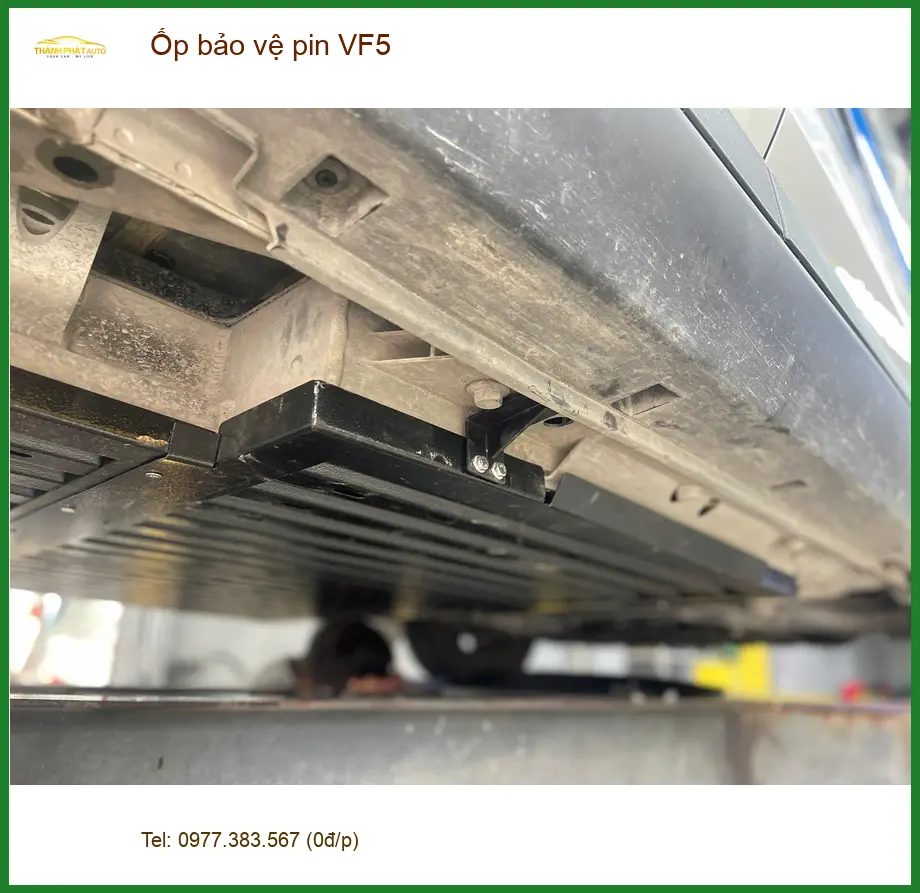 Chị Phương lắp ốp bảo vệ pin VinFast VF5 tại Quận 12 để an tâm hơn khi sử dụng ảnh thực tế 2