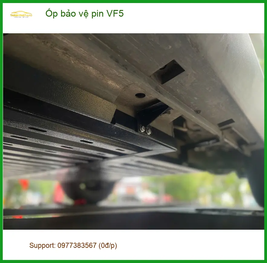 Chị Phương lắp ốp bảo vệ pin VinFast VF5 tại Quận 12 để an tâm hơn khi sử dụng ảnh thực tế 3