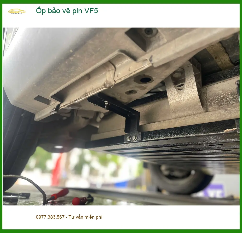 Chị Phương lắp ốp bảo vệ pin VinFast VF5 tại Quận 12 để an tâm hơn khi sử dụng ảnh thực tế 4
