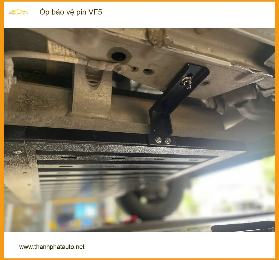 Chị Phương lắp ốp bảo vệ pin VinFast VF5 tại Quận 12 để an tâm hơn khi sử dụng ảnh thực tế 5