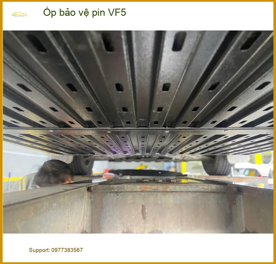 Anh Minh lắp Ốp bảo vệ pin VinFast VF5 tại Thủ Đức để an tâm di chuyển ảnh thực tế 2