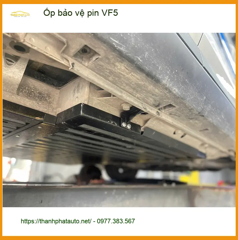 Chị Thảo lắp ốp bảo vệ pin VF5 tại Nhà Bè vì lo ngại va đập ảnh thực tế 3