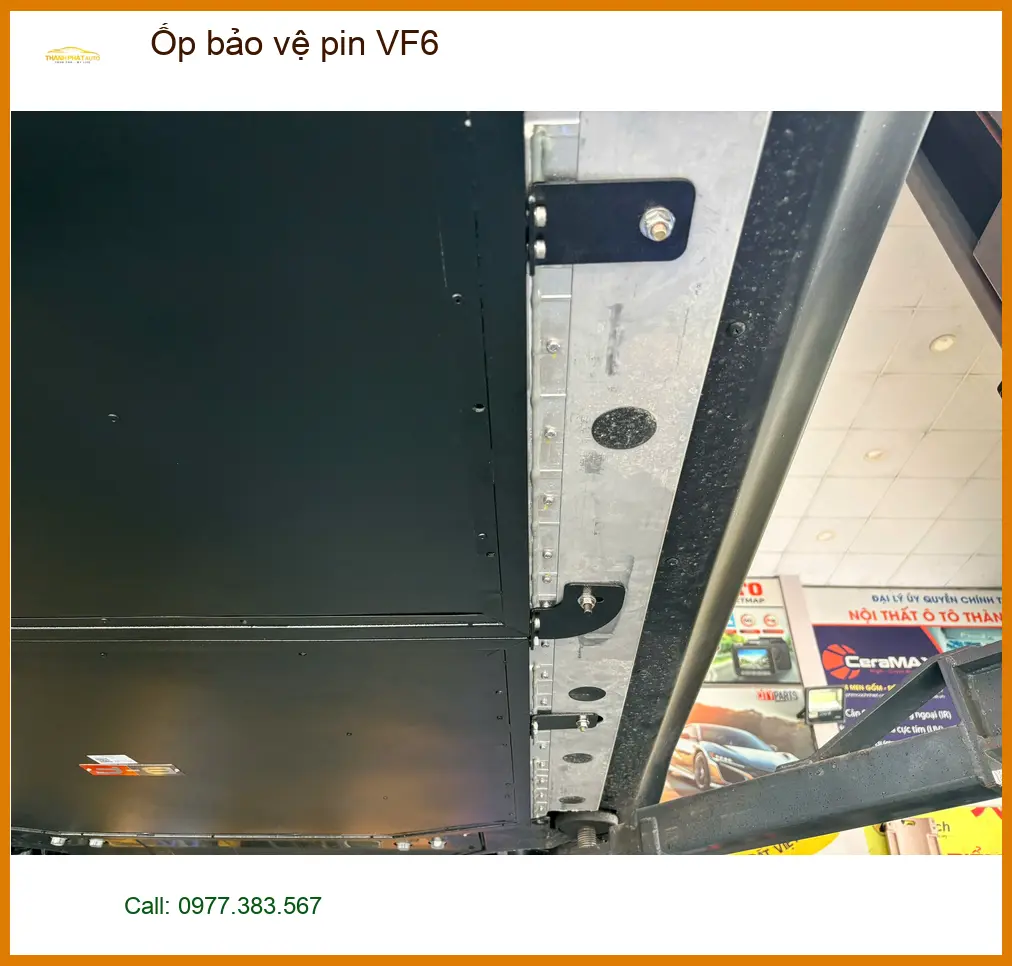 Chị Thảo lắp ốp bảo vệ pin VinFast VF6 tại Quận 7 để bảo vệ an toàn cho pin