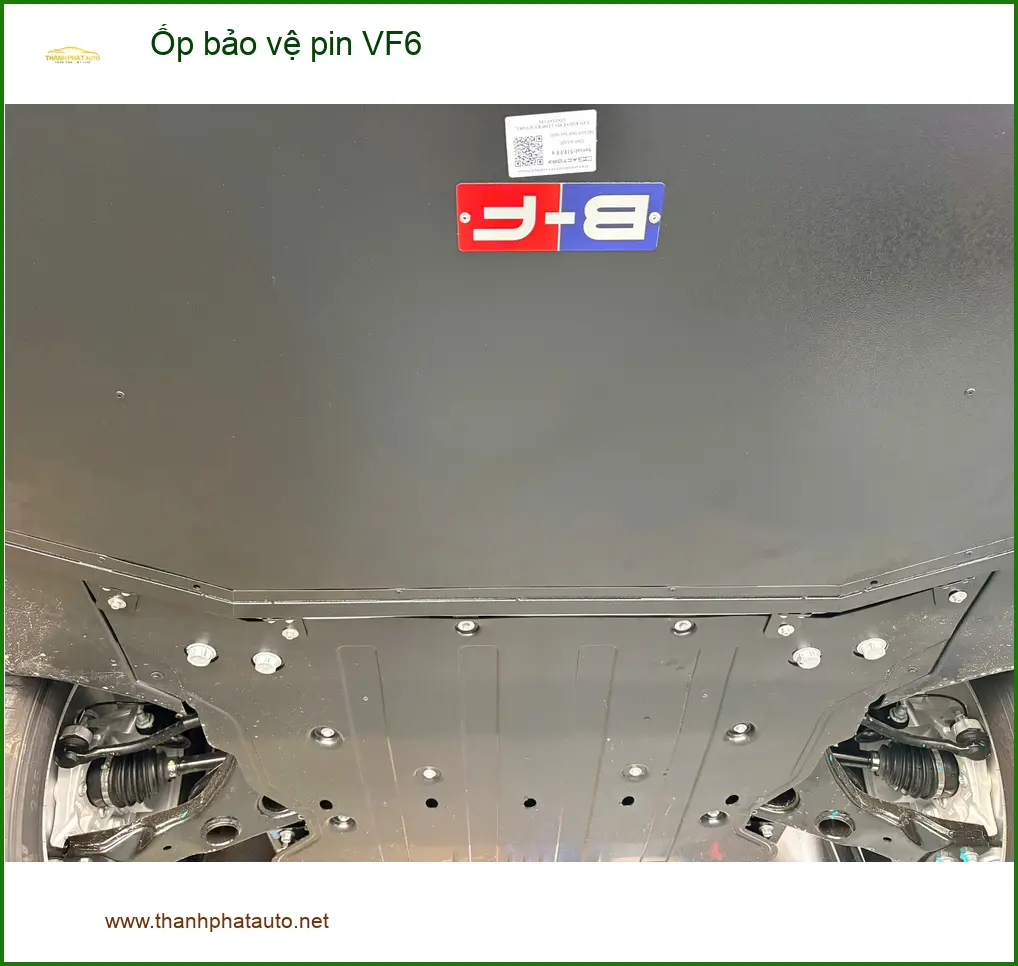 Chị Thảo lắp ốp bảo vệ pin VinFast VF6 tại Quận 7 để bảo vệ an toàn cho pin ảnh thực tế 2
