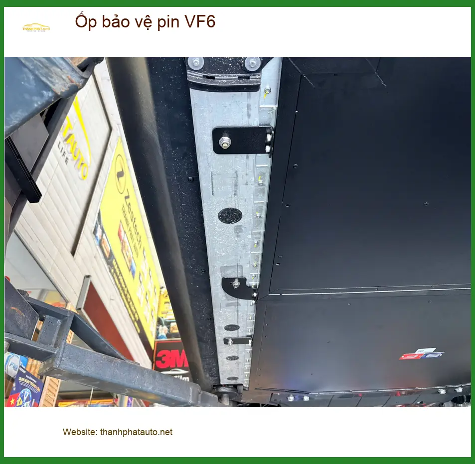Chị Thảo lắp ốp bảo vệ pin VinFast VF6 tại Quận 7 để bảo vệ an toàn cho pin ảnh thực tế 3