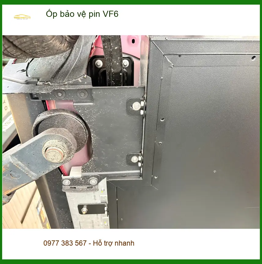 Chị Thảo lắp ốp bảo vệ pin VinFast VF6 tại Quận 7 để bảo vệ an toàn cho pin ảnh thực tế 4