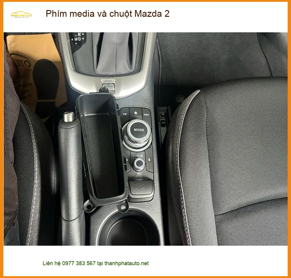 Chú Tấn lắp phím media và chuột Mazda 2 vì muốn tiện lợi hơn khi lái xe tại Cần Giờ