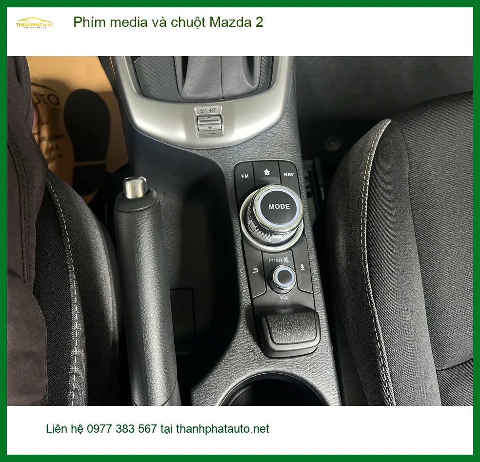 Anh Minh lắp phím media và chuột Mazda 2 tại Quận 10 để thao tác giải trí tiện lợi hơn