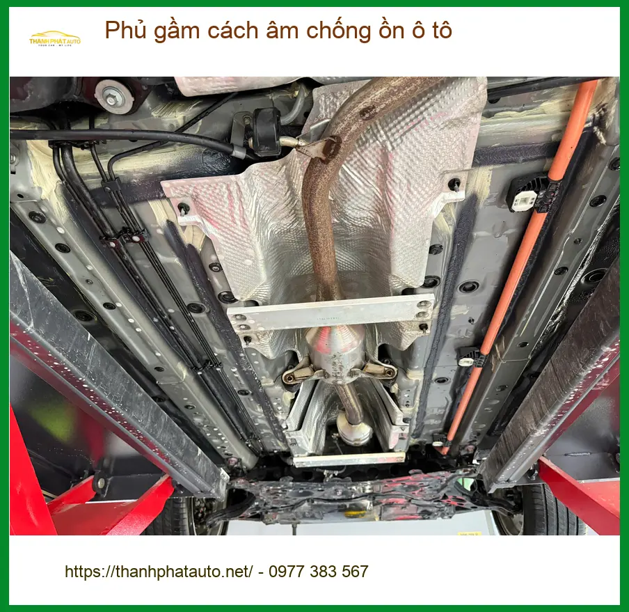 Cô Loan phủ gầm cách âm chống ồn cho Toyota Camry tại Quận 7, xe êm ái hơn