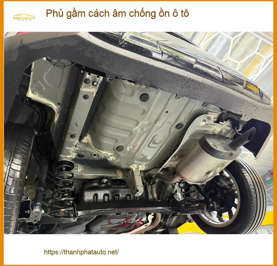 Cô Loan phủ gầm cách âm chống ồn cho Toyota Camry tại Quận 7, xe êm ái hơn ảnh thực tế 2