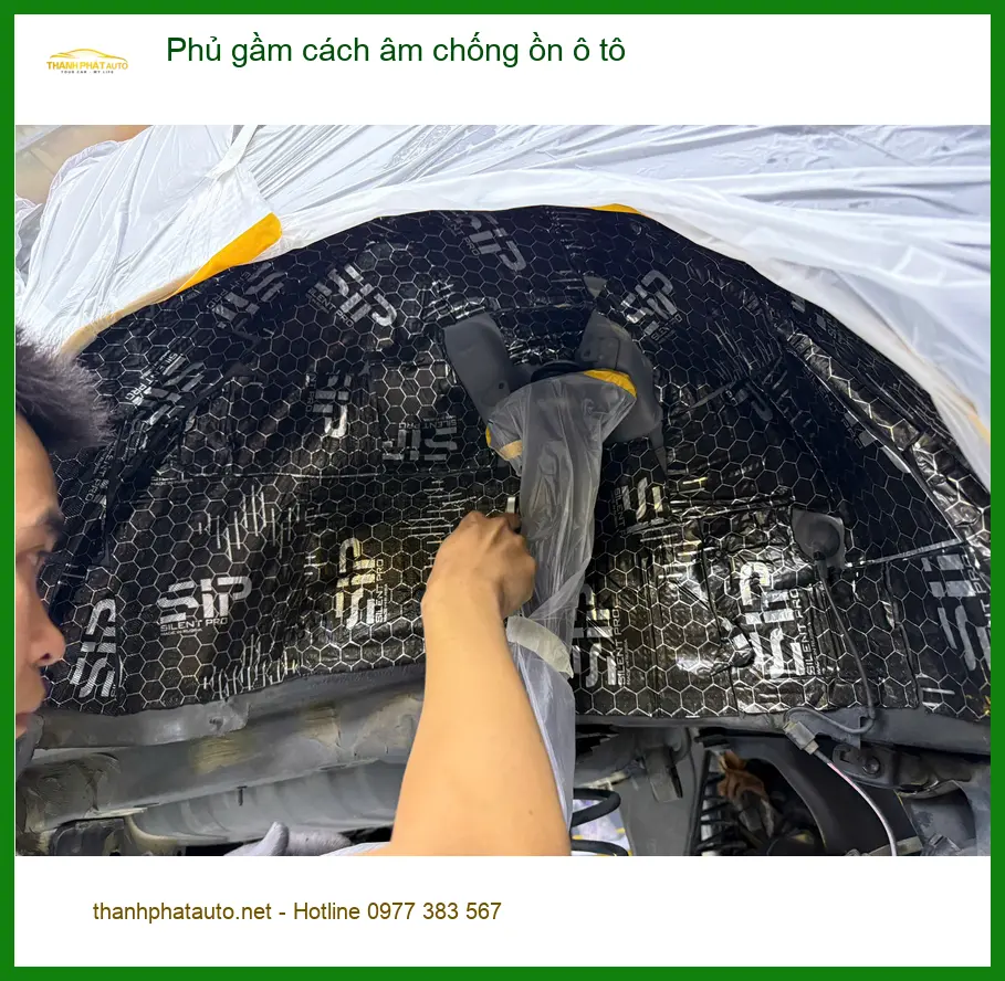 Cô Loan phủ gầm cách âm chống ồn cho Toyota Camry tại Quận 7, xe êm ái hơn ảnh thực tế 3