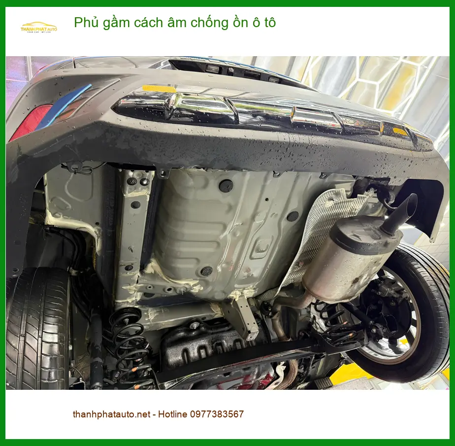 Cô Loan phủ gầm cách âm chống ồn cho Toyota Camry tại Quận 7, xe êm ái hơn ảnh thực tế 4