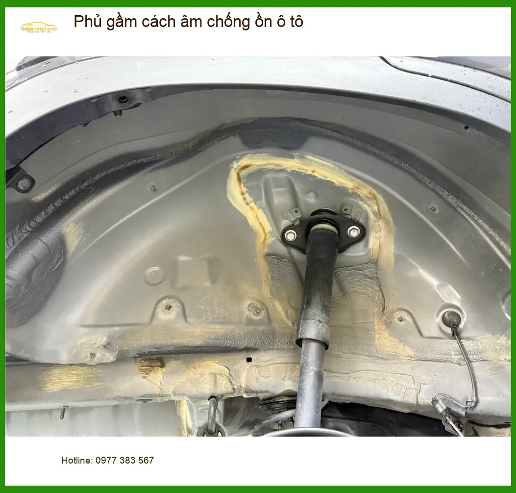 Cô Loan phủ gầm cách âm chống ồn cho Toyota Camry tại Quận 7, xe êm ái hơn ảnh thực tế 5