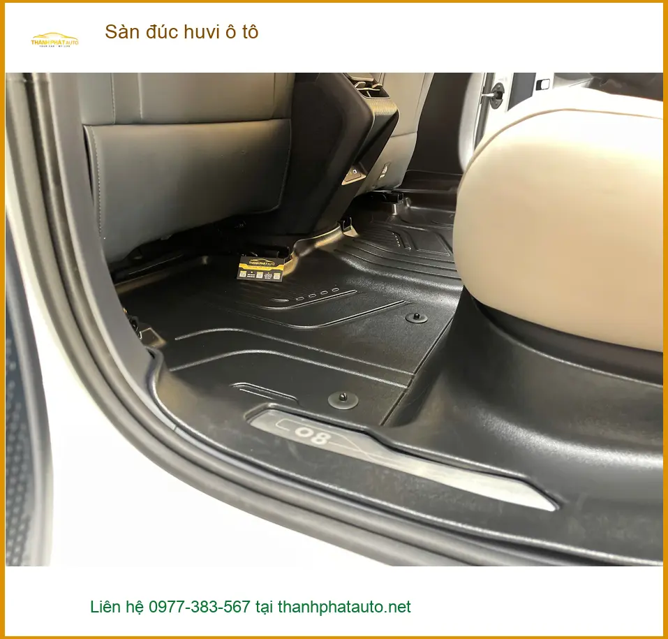 Anh Khải thay sàn đúc huvi ô tô Hyundai Creta tại Quận 5 để nội thất sạch hơn