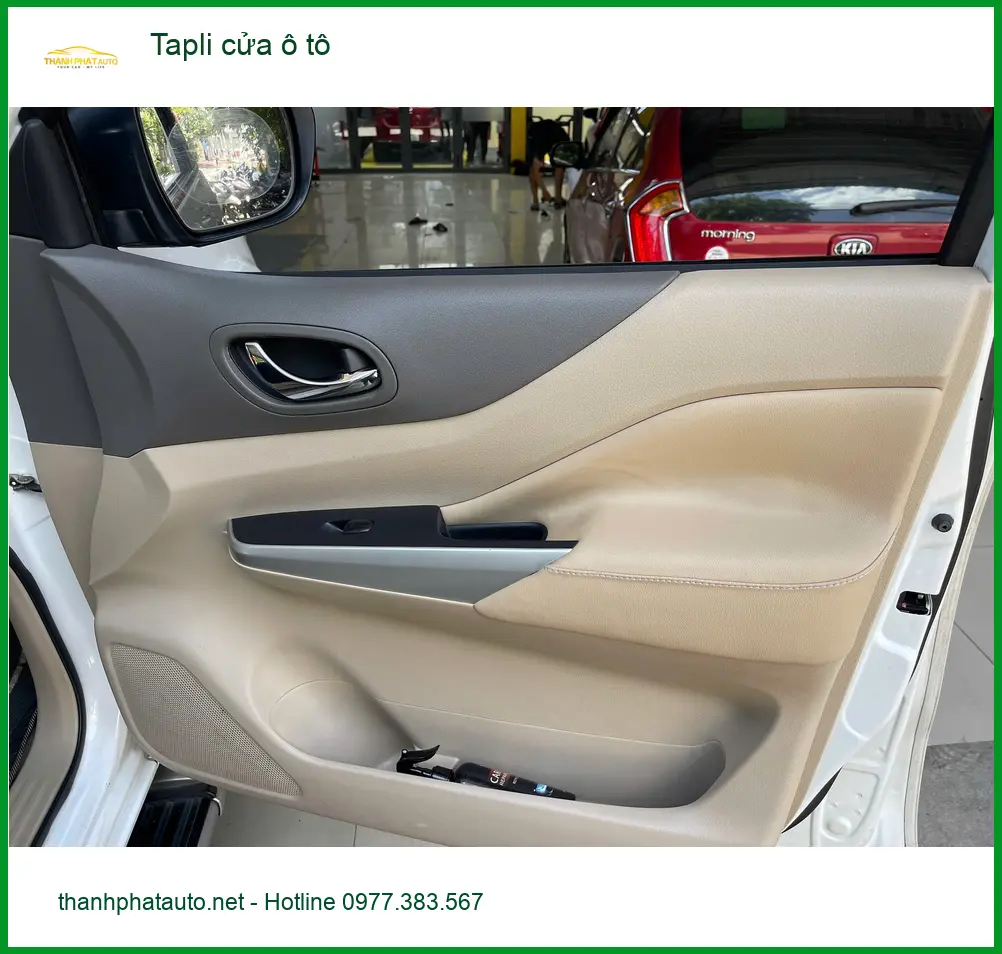 Anh Khang lắp Tapli cửa ô tô Hyundai Accent ở Quận Tân Bình vì đã quá cũ