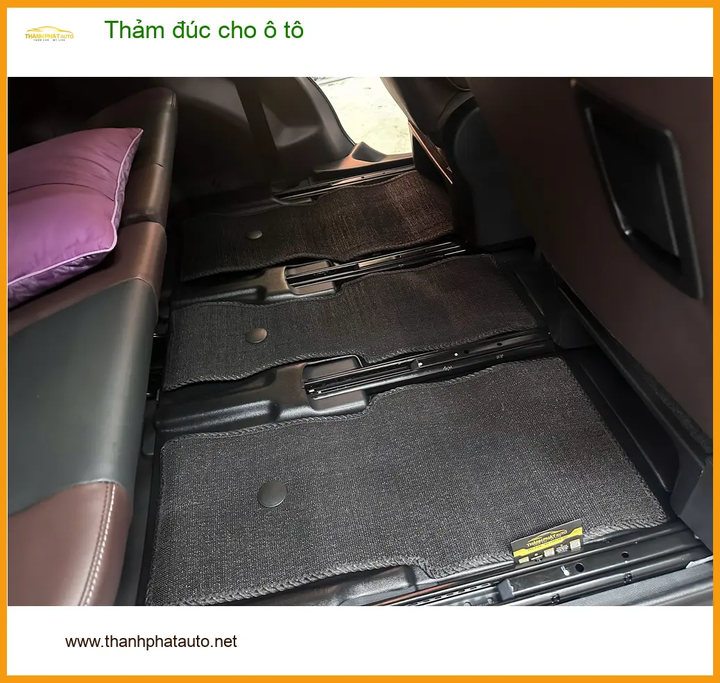 Chú Đức lắp thảm đúc cho Toyota Camry tại Quận Tân Bình để giữ xe luôn sạch sẽ.