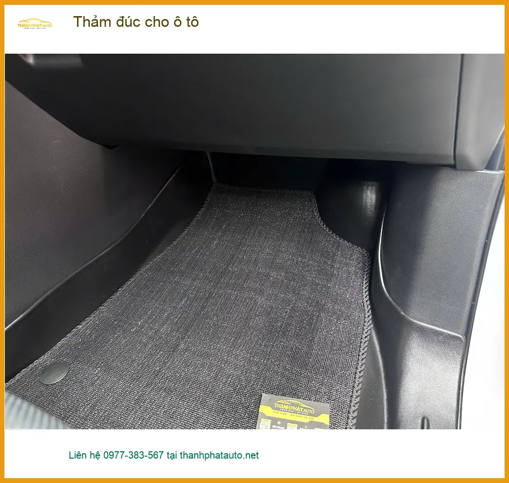 Chú Đức lắp thảm đúc cho Toyota Camry tại Quận Tân Bình để giữ xe luôn sạch sẽ. ảnh thực tế 2
