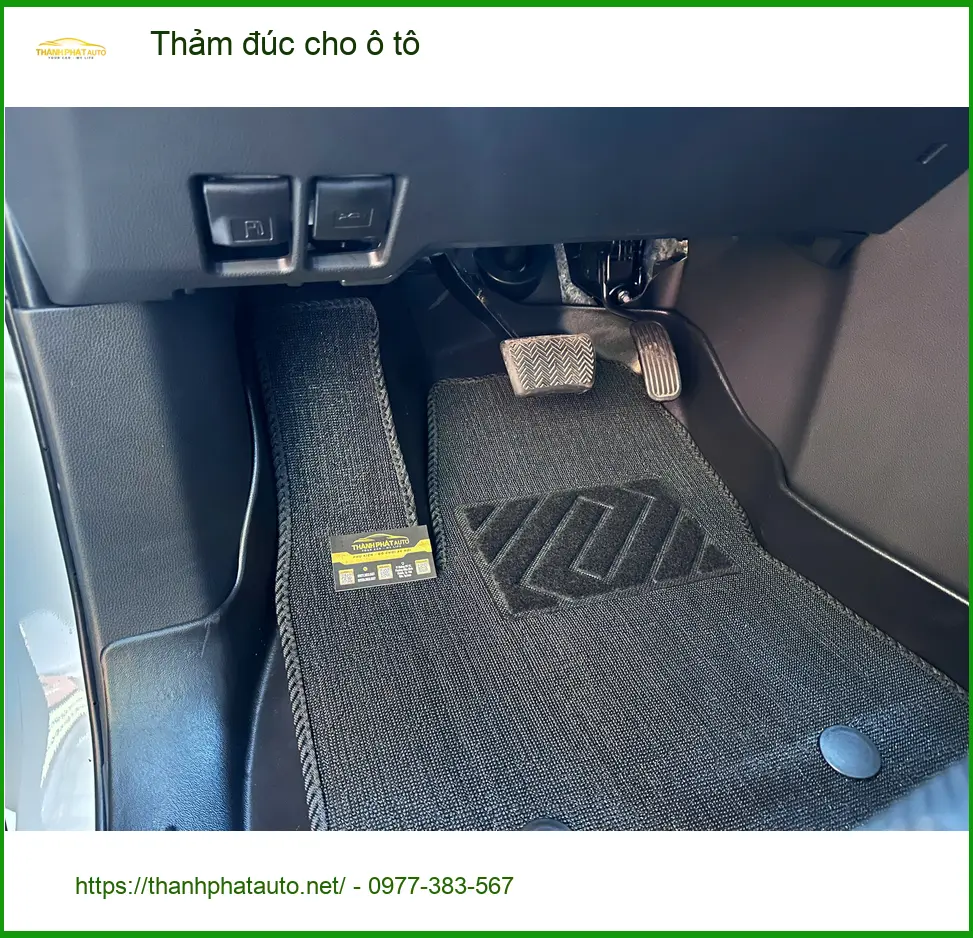 Chú Đức lắp thảm đúc cho Toyota Camry tại Quận Tân Bình để giữ xe luôn sạch sẽ. ảnh thực tế 3