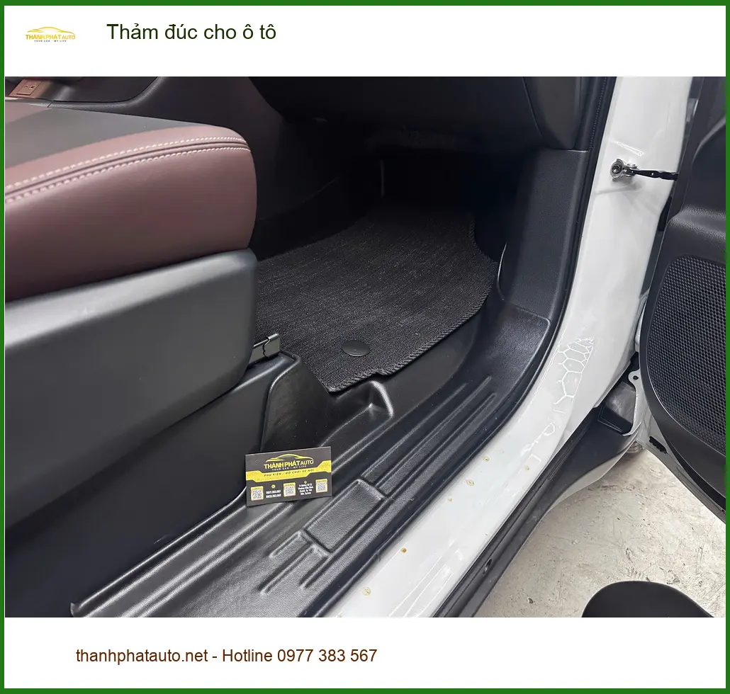 Chú Đức lắp thảm đúc cho Toyota Camry tại Quận Tân Bình để giữ xe luôn sạch sẽ. ảnh thực tế 4