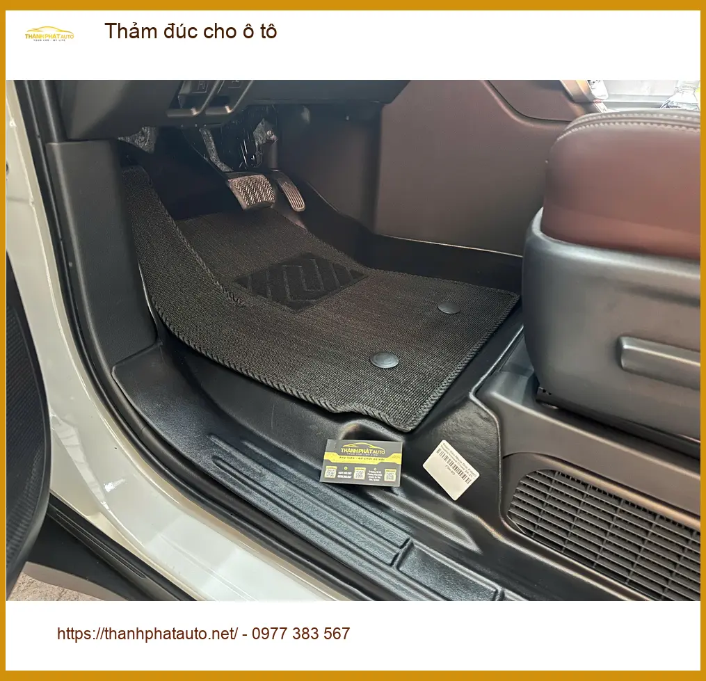 Chú Đức lắp thảm đúc cho Toyota Camry tại Quận Tân Bình để giữ xe luôn sạch sẽ. ảnh thực tế 5
