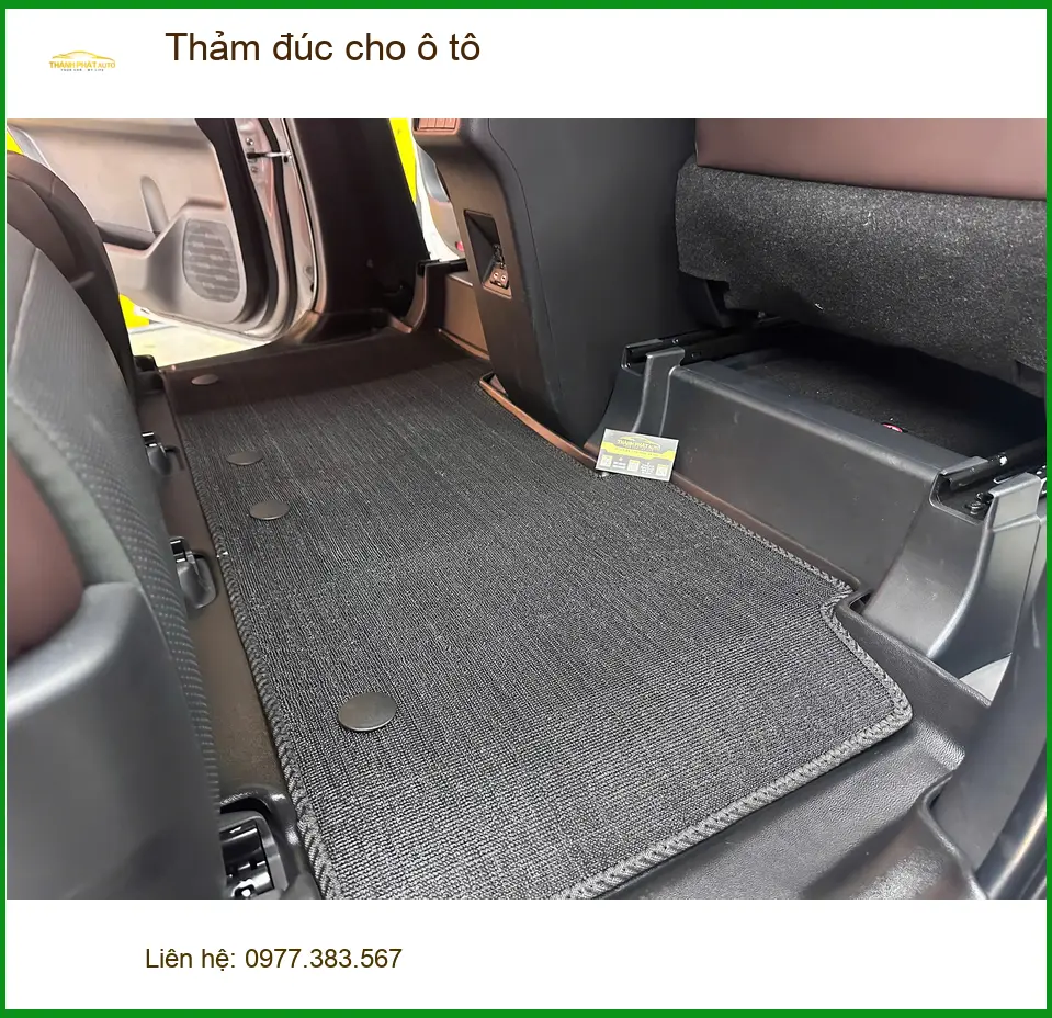 Chị Bích lắp thảm đúc cho Kia Carnival tại Hóc Môn để nội thất luôn sạch và sang