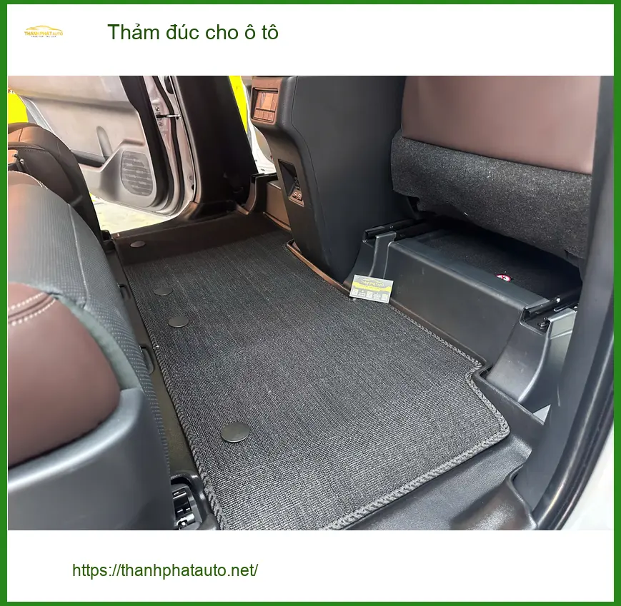 Chị Hương lắp thảm đúc cho ô tô Hyundai Accent tại Quận 2 để nội thất luôn sạch đẹp
