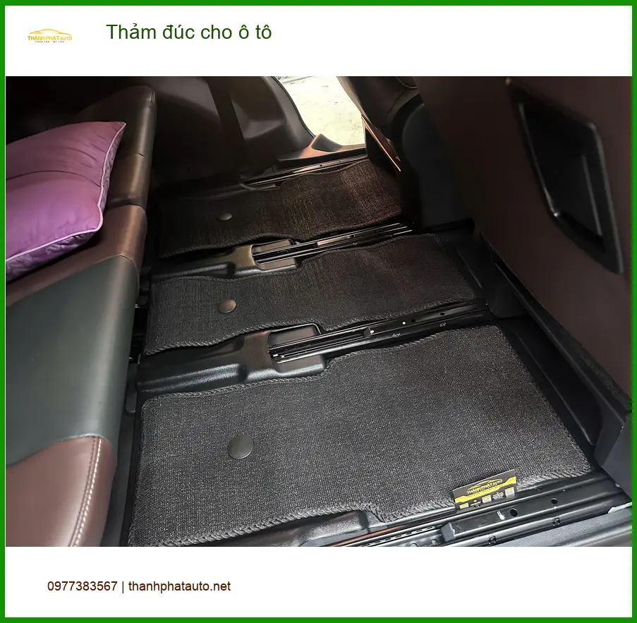 Anh Vĩnh lắp thảm đúc cho ô tô Kia Carnival tại Quận Phú Nhuận để dễ vệ sinh hơn