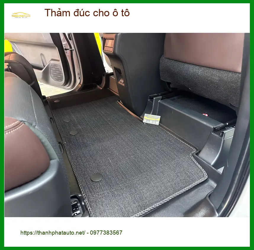 Anh Vĩnh lắp thảm đúc cho ô tô Kia Carnival tại Quận Phú Nhuận để dễ vệ sinh hơn ảnh thực tế 2