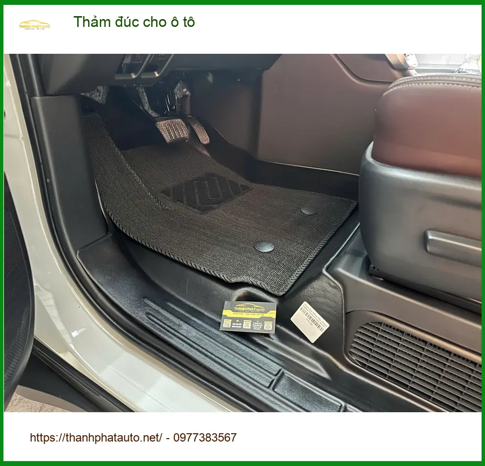 Anh Vĩnh lắp thảm đúc cho ô tô Kia Carnival tại Quận Phú Nhuận để dễ vệ sinh hơn ảnh thực tế 3