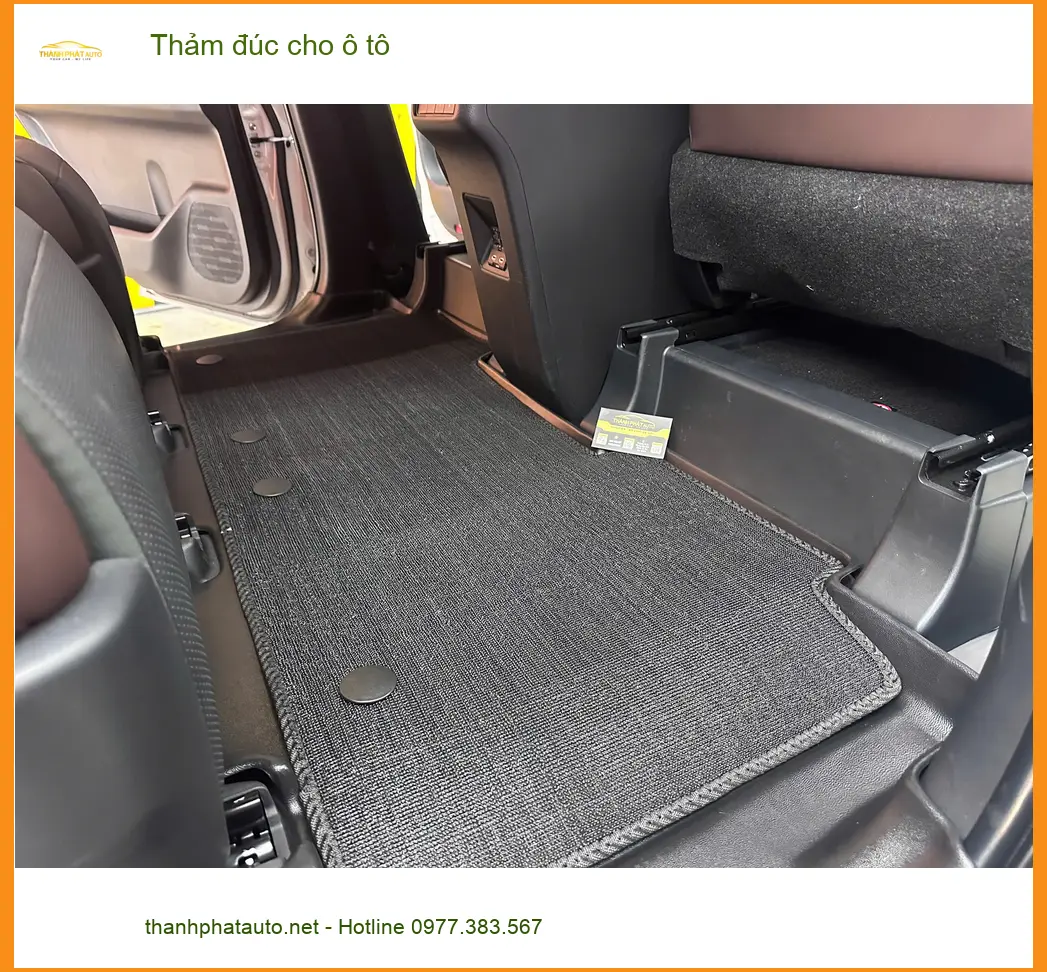 Anh Vĩnh lắp thảm đúc cho ô tô Kia Carnival tại Quận Phú Nhuận để dễ vệ sinh hơn ảnh thực tế 4