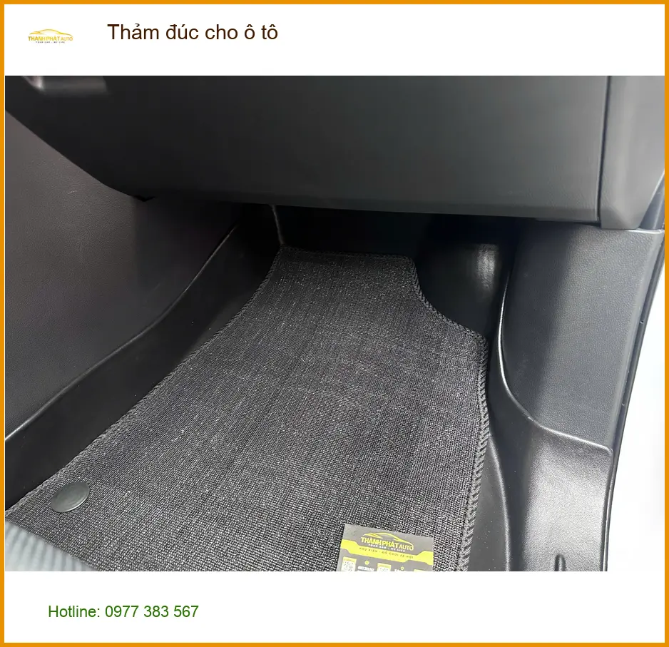 Anh Vĩnh lắp thảm đúc cho ô tô Kia Carnival tại Quận Phú Nhuận để dễ vệ sinh hơn ảnh thực tế 5
