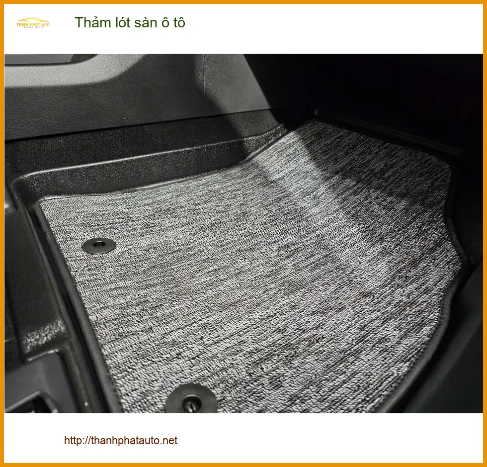 Chị Diệu lắp thảm lót sàn ô tô Hyundai Accent tại Quận 3 để nội thất xe luôn sạch đẹp ảnh thực tế 4